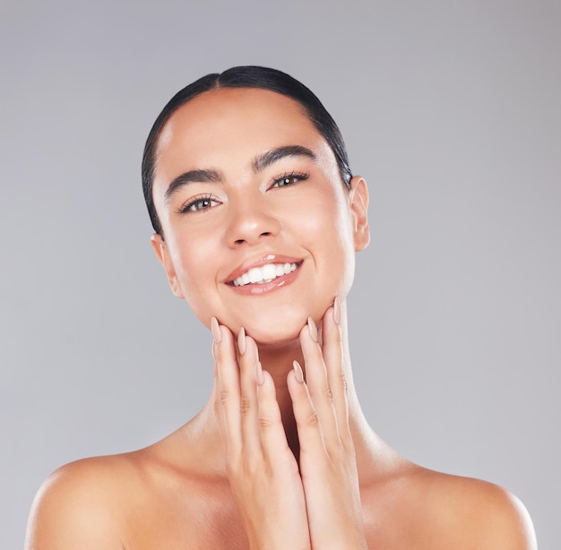 Mujer feliz cuidado de la piel y belleza maquillaje natural y bienestar facial dermatología estética y cosméticos frescos para el cuidado personal en el fondo del estudio Retrato de joven modelo cara en la cabeza y botox corporal