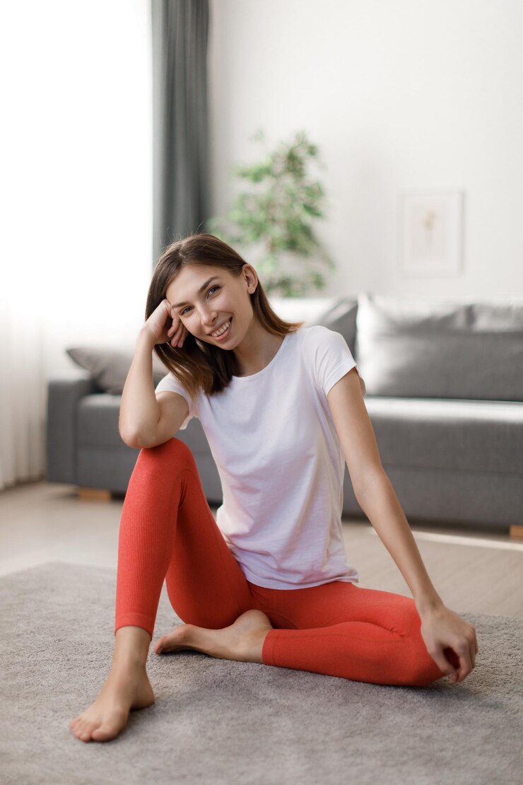 Mujer feliz descansando después del entrenamiento