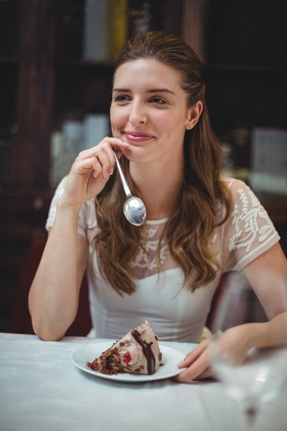 Mujer feliz con desierto en el restaurante