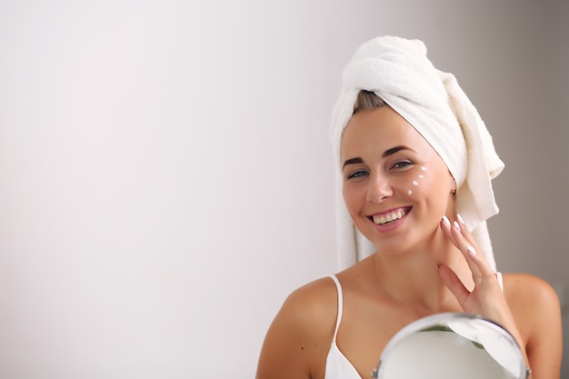 Mujer feliz después del baño con piel limpia y perfecta