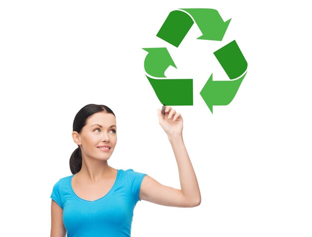 Foto mujer feliz dibujo símbolo de reciclaje verde