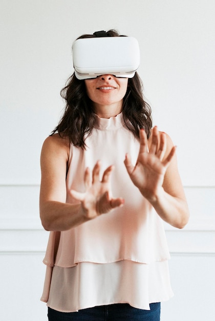 Mujer feliz disfrutando de un auricular vr