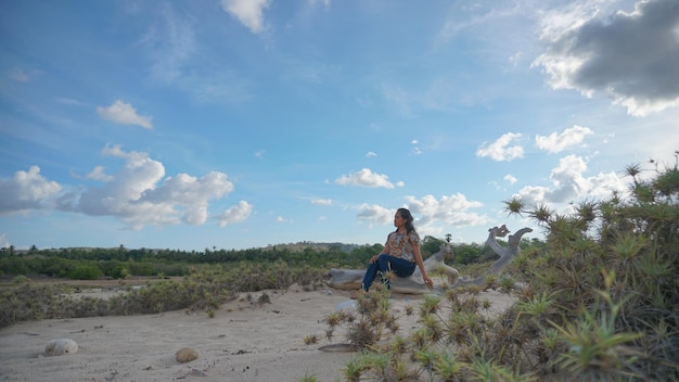 Mujer feliz disfrutando de la playa de belleza