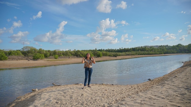 Mujer feliz disfrutando de la playa de belleza