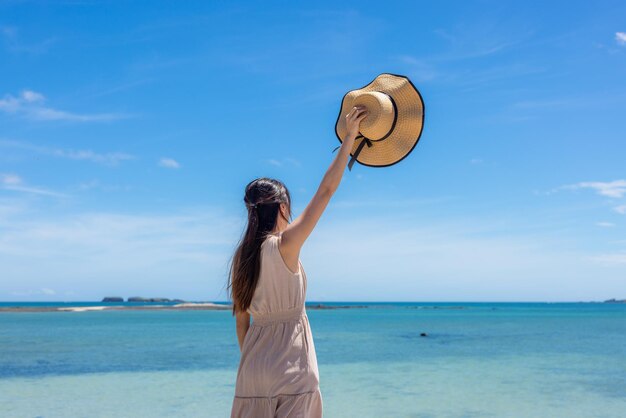 Mujer feliz disfrutando de la playa del mar