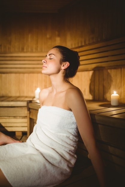Mujer feliz disfrutando de la sauna