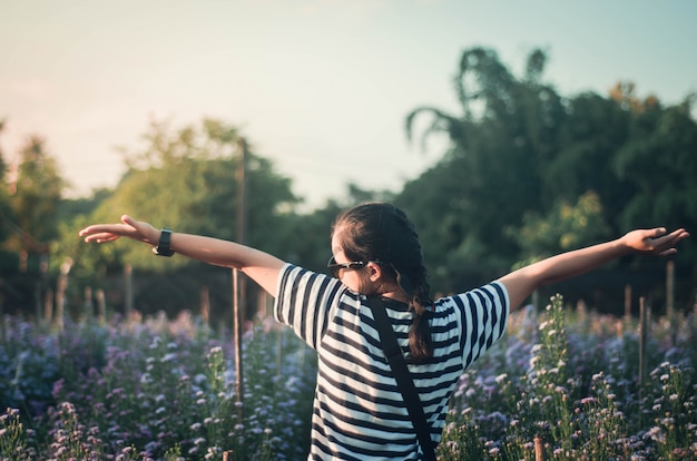 Foto mujer feliz disfrutando el verano al aire libre