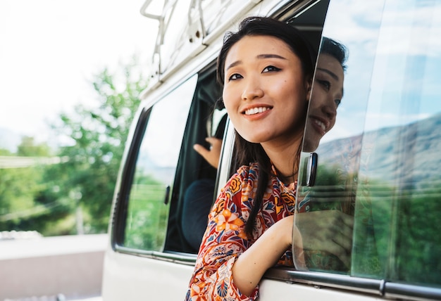 Mujer feliz disfrutando de la vista desde una camioneta