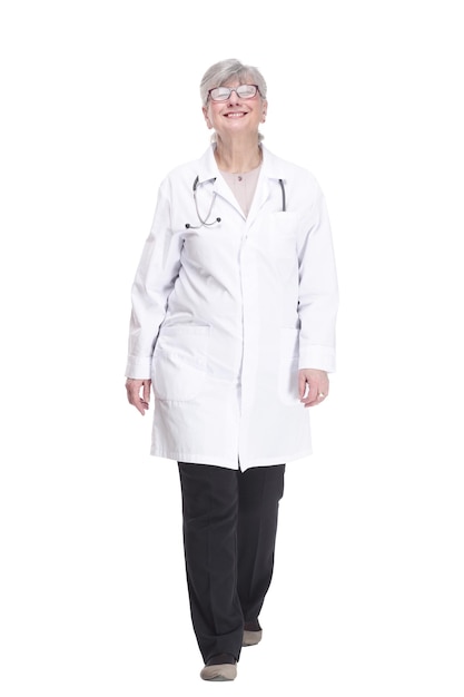 Mujer feliz doctor caminando hacia adelante aislado sobre un fondo blanco.