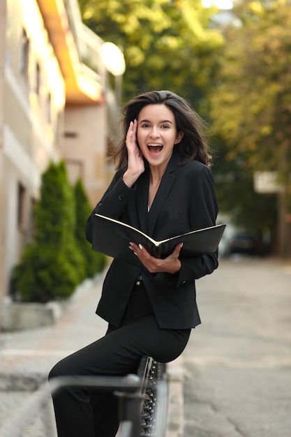 Mujer feliz con documentos en las manos