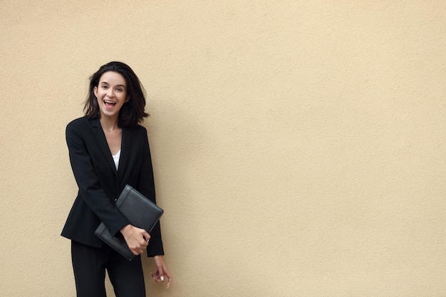 Mujer feliz con documentos en las manos