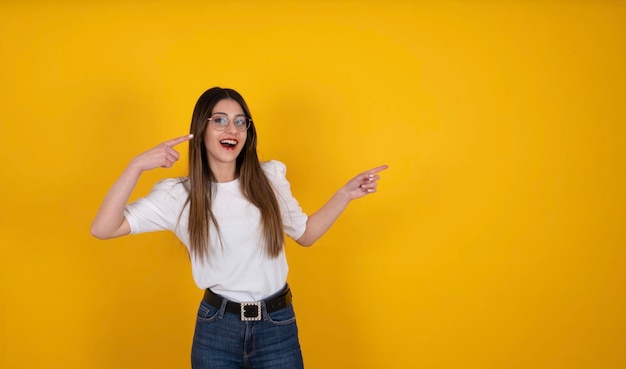 Mujer feliz emocionada señalando con el dedo a un lado espacio de copia Recomendar oferta idea de concepto de publicidad