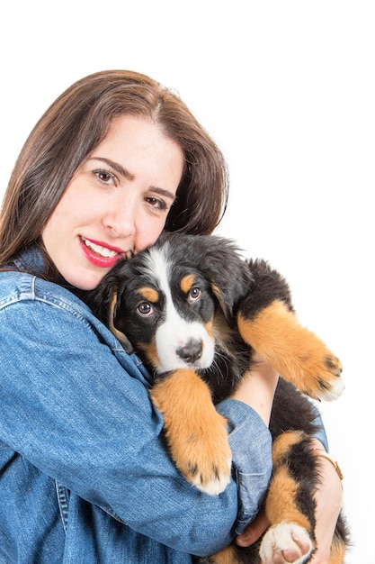 mujer feliz enorme un cachorro de perro de montaña bernés