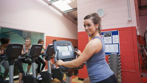 La mujer feliz enseña la clase de giro