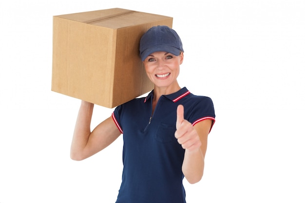 Mujer feliz entrega con caja de cartón mostrando los pulgares para arriba