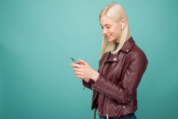 Mujer feliz escuchando música Apple AirPods inalámbricos