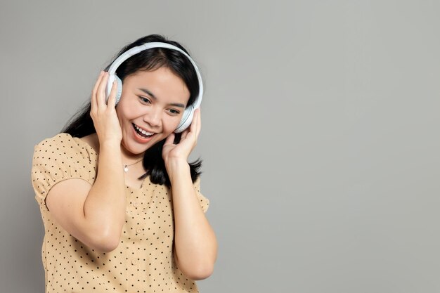 Mujer feliz escuchando música en auriculares