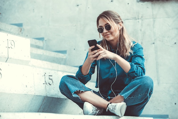 Mujer feliz escuchando música con auriculares