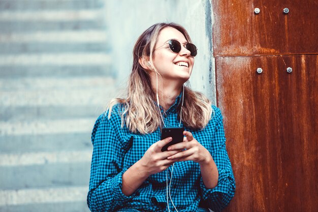 Mujer feliz escuchando música con auriculares