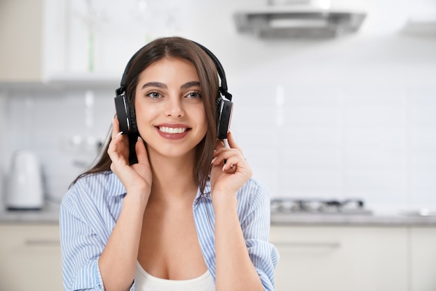 Mujer feliz escuchando música en auriculares