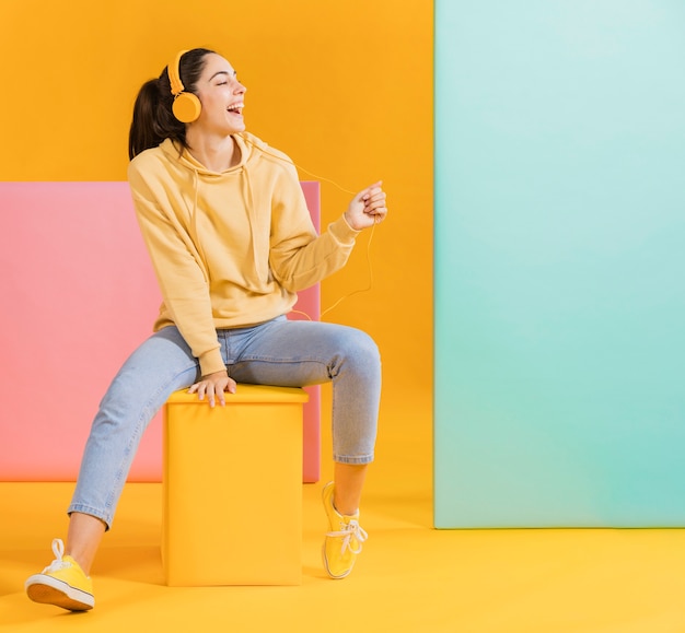 Foto mujer feliz escuchando música