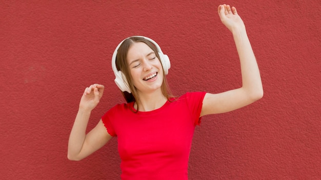 Foto mujer feliz escuchando música