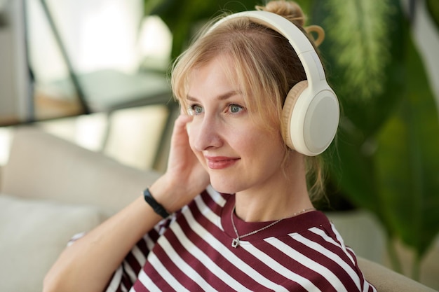 Mujer feliz escuchando podcast