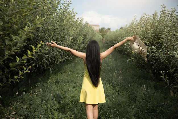 Mujer feliz en la espalda en el jardín