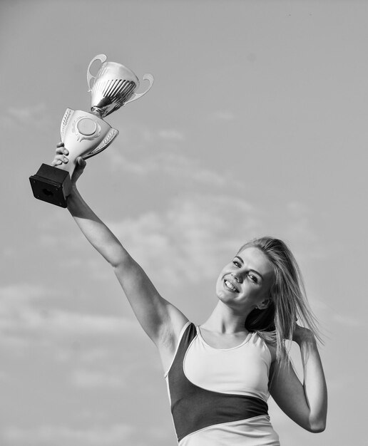 Mujer feliz con la exitosa ganadora del premio de la copa de campeón de oro Sintiéndose libre y segura Declarando a la niña ganadora celebra la victoria en la competencia Concepción de la victoria en la competencia