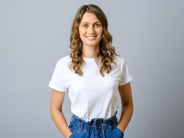 Mujer feliz y exitosa con ropa casual sonriendo a la cámara y pareciendo confiada