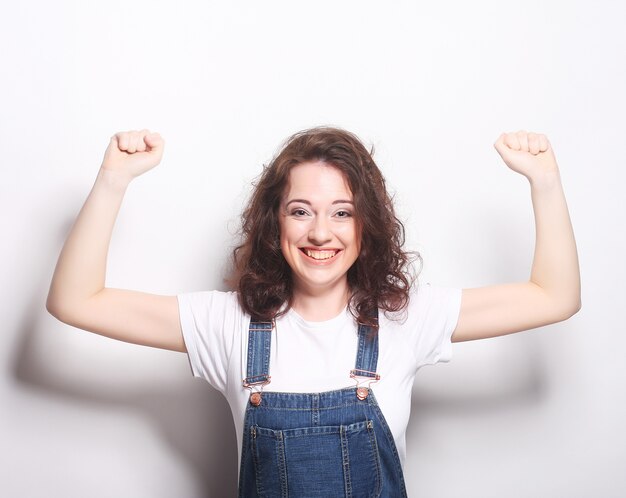 mujer feliz feliz celebrando ser un ganador.