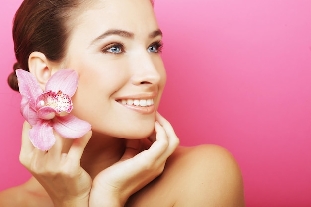 Mujer feliz con flor de orquídea