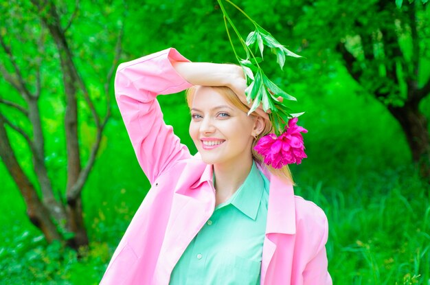 Mujer feliz con flor rosa flor de peonía hermosa niña con flor romántica niña sostiene peonía