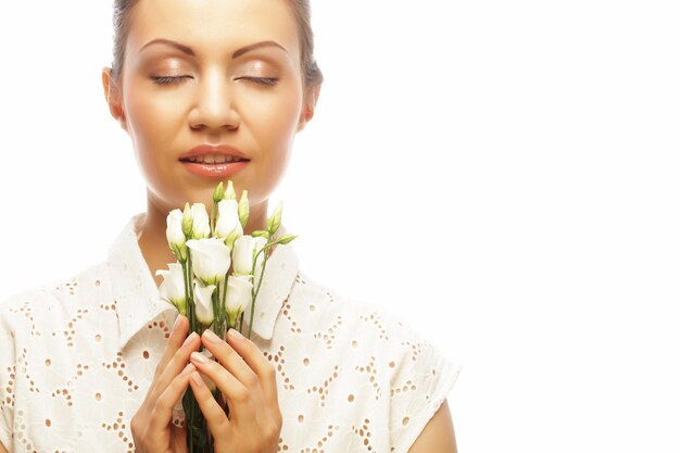 Mujer feliz con flores blancas aislado en blanco