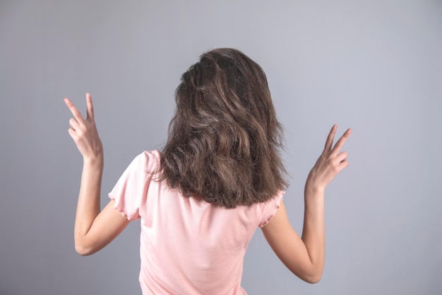 Mujer feliz en el fondo del estudio