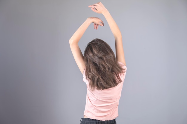 Mujer feliz en el fondo del estudio