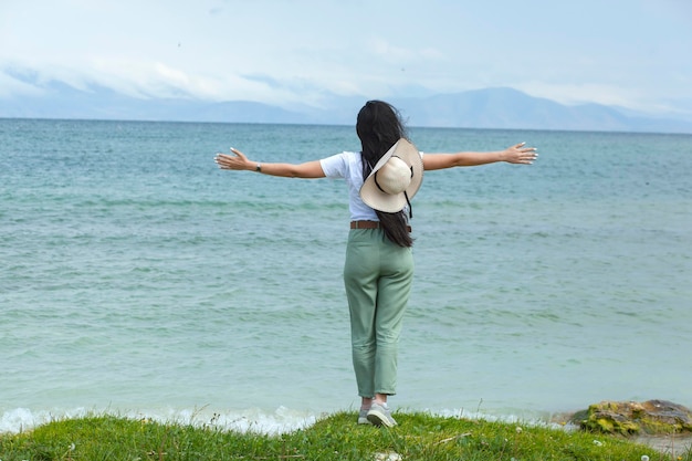 Mujer feliz en el fondo del mar