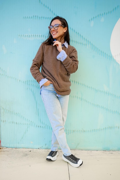 Mujer feliz en gafas al aire libre