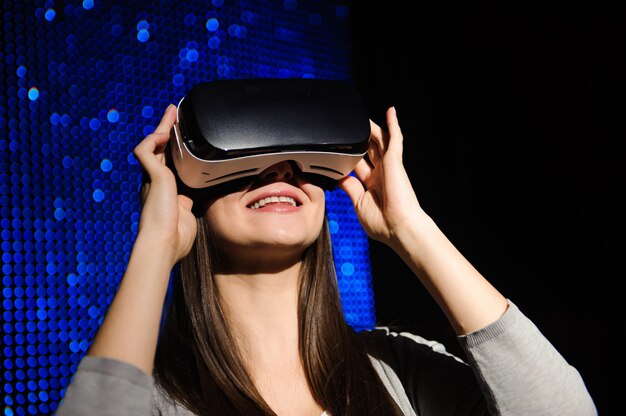 Mujer feliz con gafas de auriculares VR