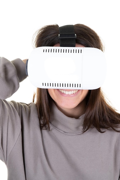 Mujer feliz con gafas de casco de realidad virtual sobre fondo blanco aislado
