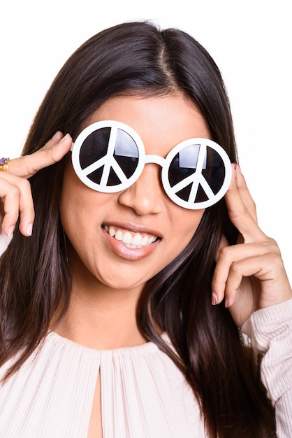 Mujer feliz con gafas de sol con el signo de la paz