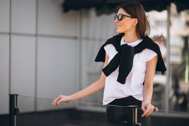 Mujer feliz en gafas de sol