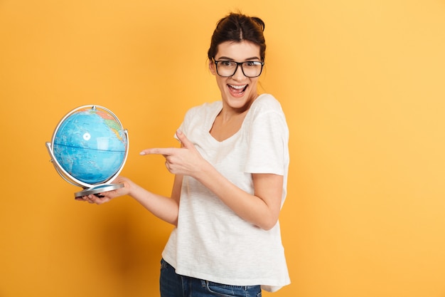 Mujer feliz con gafas sosteniendo globo.