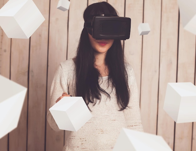 Foto mujer feliz en gafas vr con objetos 3d alrededor