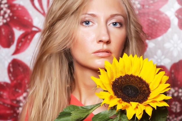 Mujer feliz con girasol