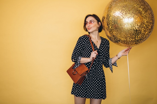 Mujer feliz con globo