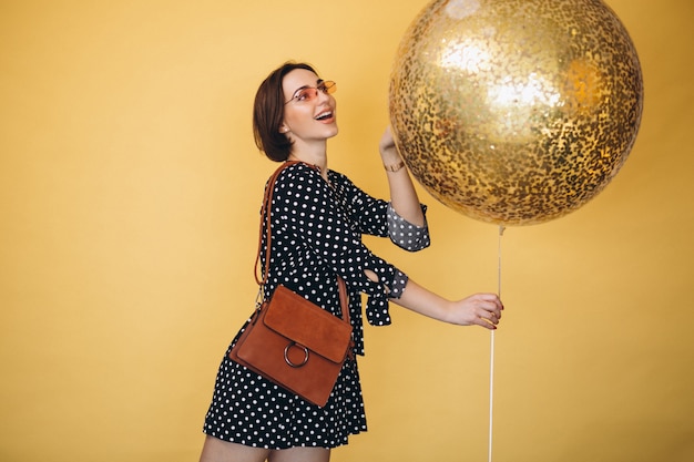 Mujer feliz con globo