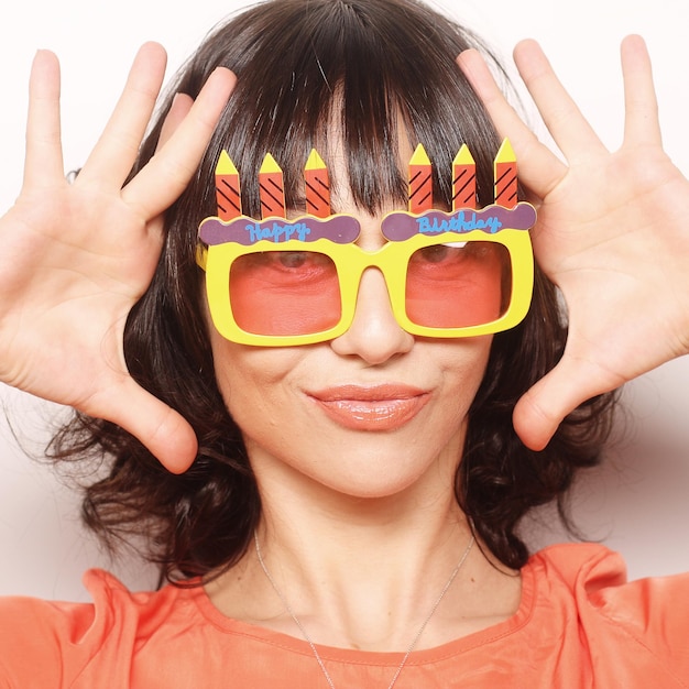 Mujer feliz con grandes gafas de sol naranjas