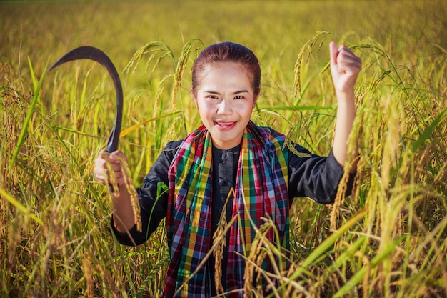 mujer feliz granjero en campo de arroz