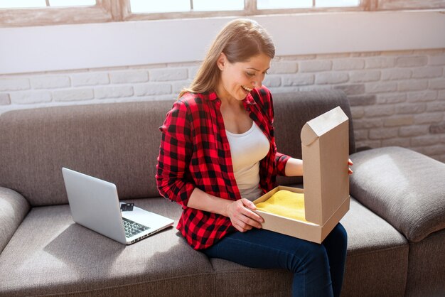 Mujer feliz ha recibido un paquete de un pedido en línea.